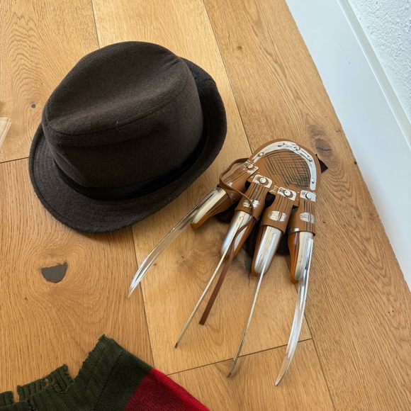 Freddie Krueger A Nightmare on Elm Street Adult Womens Costume Small S 2-4 - Picture 4 of 6